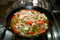 Kaninchengeschnetzeltes „B�rlauch“ mit Tomate und Ruccola